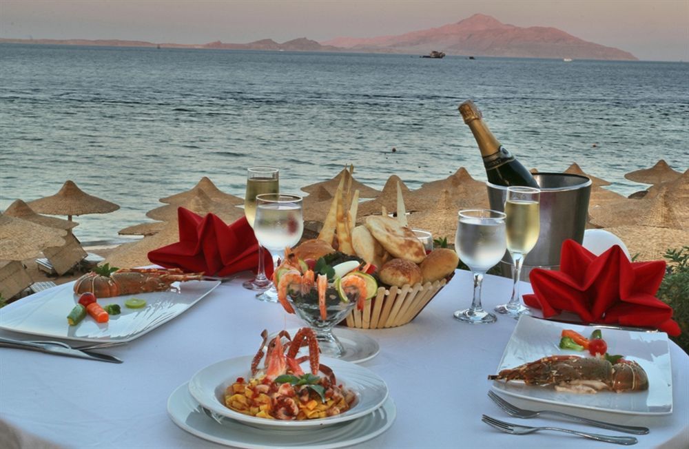 Charmillion Club Resort Sharm el-Sheikh Ngoại thất bức ảnh A meal at a beach resort